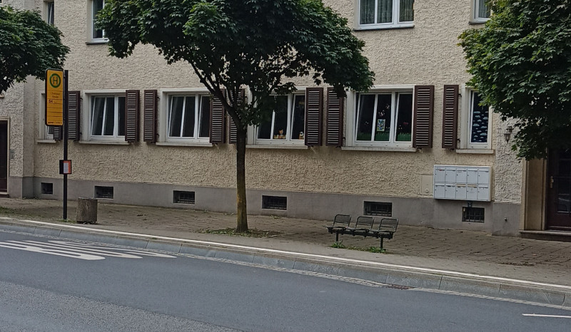 Straßenansicht Eingang Bus 64